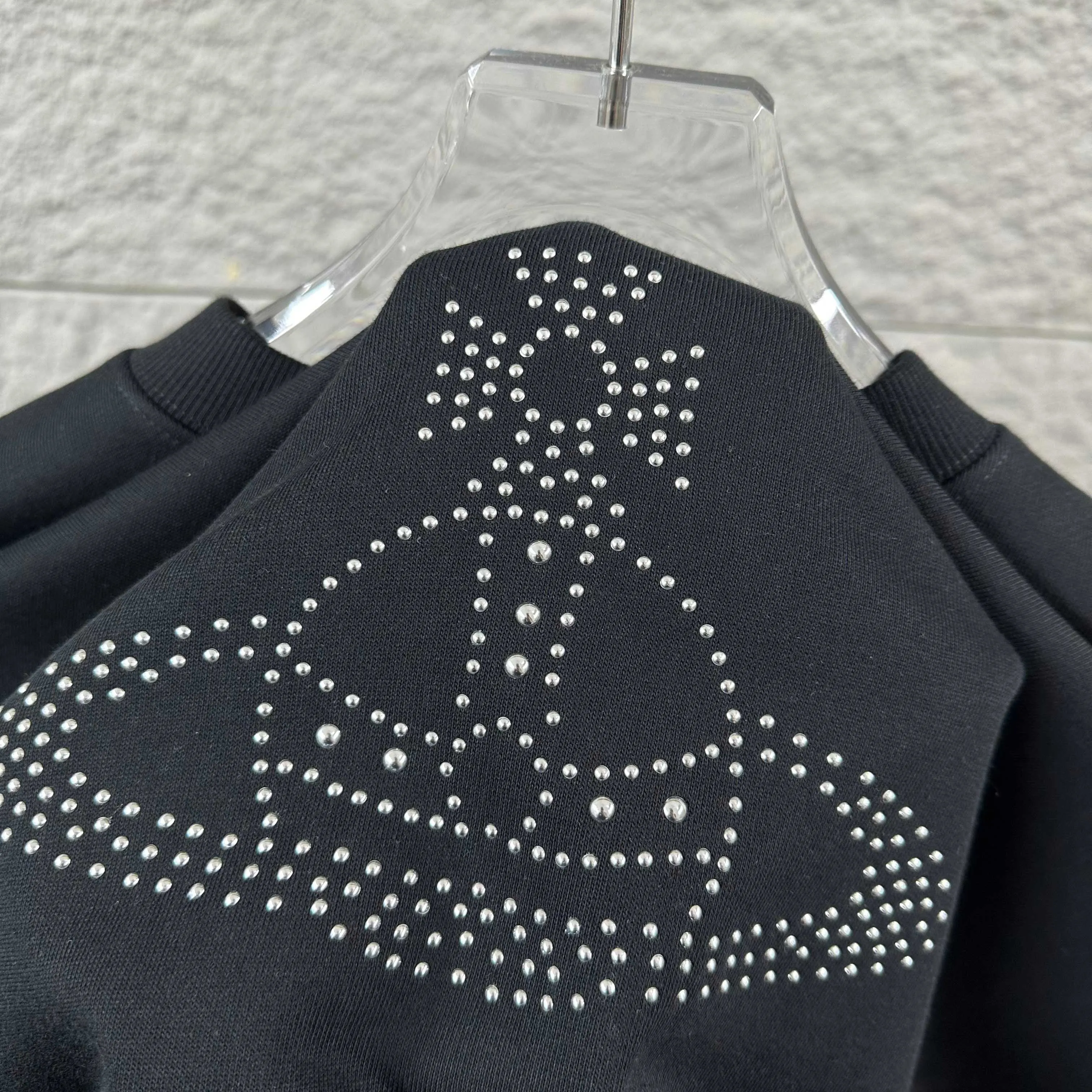 Vivienne 'Westwood' 2026 Early Autumn and Winter New Arrival Classic Letter Totem Three-dimensional Ironing Beading Technology Customized Terry Fabric Long-Sleeved Round Neck Sweatshirt Men and Women Same Style Color: Black White Size: S (90-130 pounds) M (120-150 pounds) L (140-165 pounds) XL (160-180 pounds) XXL (180 pounds)